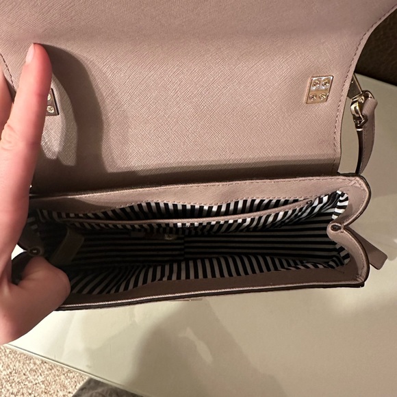 Excellent condition- Kate spade crossbody - Picture 3 of 3